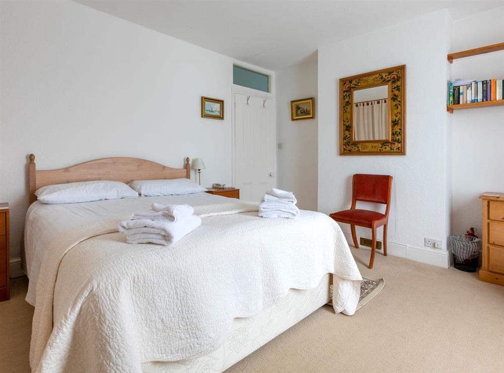 Relaxing bedroom with kingsize bed at Windward House in Salcombe, Devon