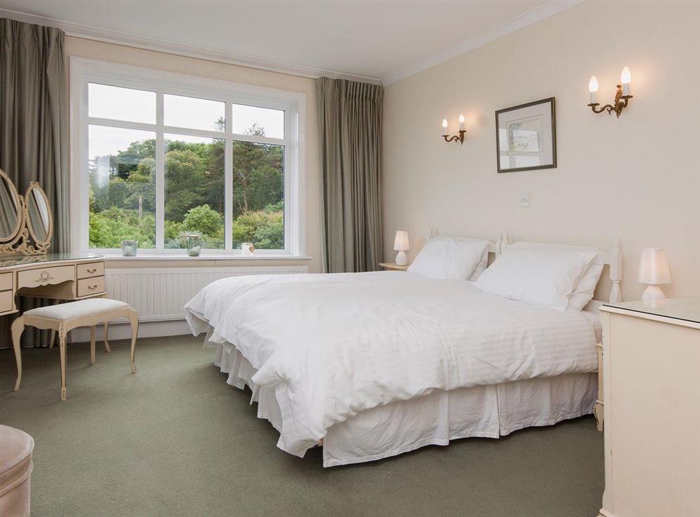 Dual aspect twin bedroom at Windy Heath in Salcombe, Devon