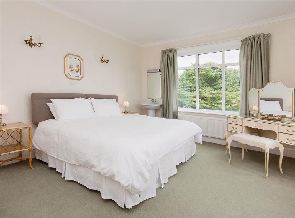 Dual aspect twin/double bedroom with ensuite bathroom at Windy Heath in Salcombe, Devon