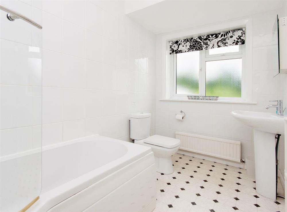 En-suite bathroom with gorgeous tiled floor at Windy Heath in Salcombe, Devon