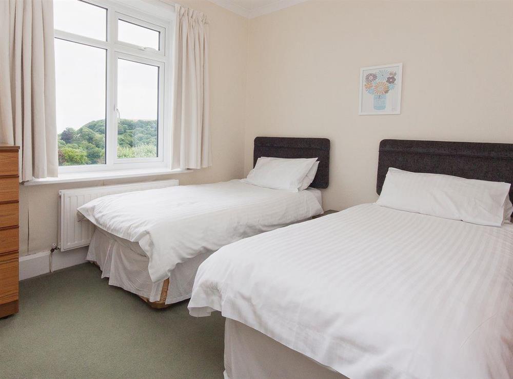 Twin bedroom at Windy Heath in Salcombe, Devon