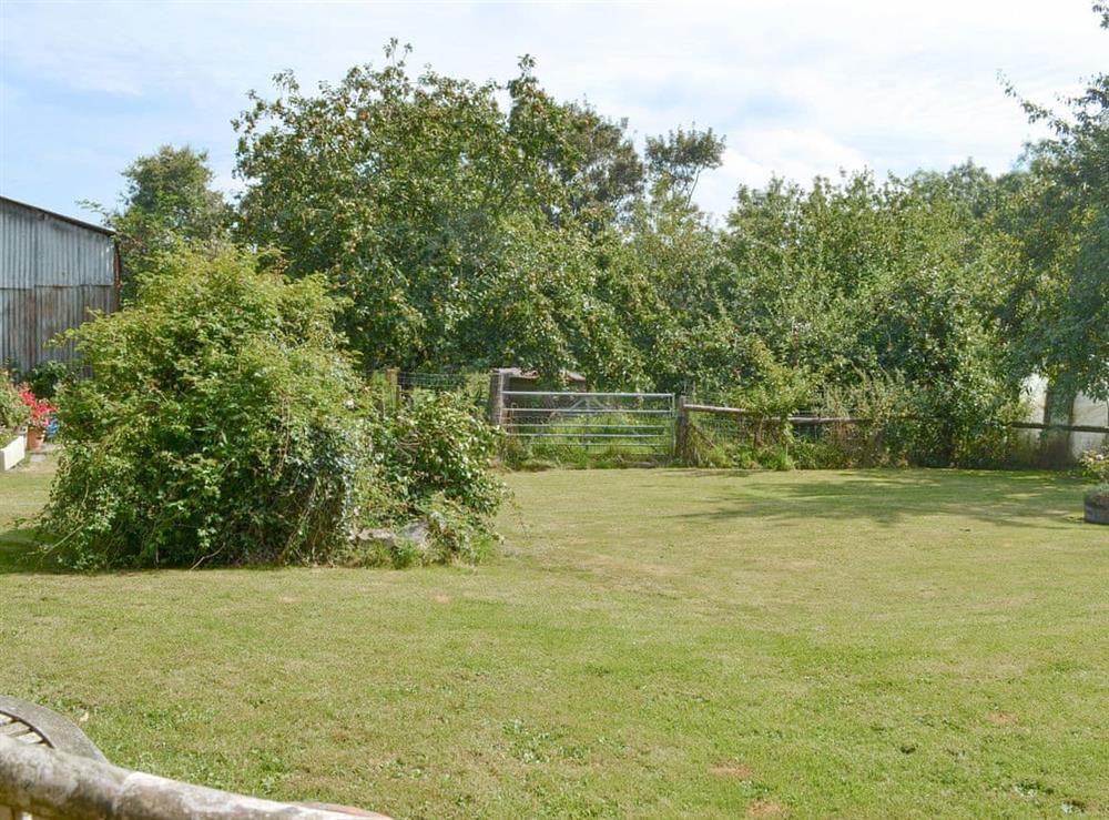 Lawned garden area at Winscott Cottage in Holsworthy, near Bude, Devon