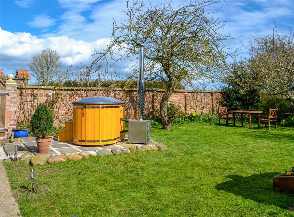 Jacuzzi at Winship Cottage in Winestead, North Humberside