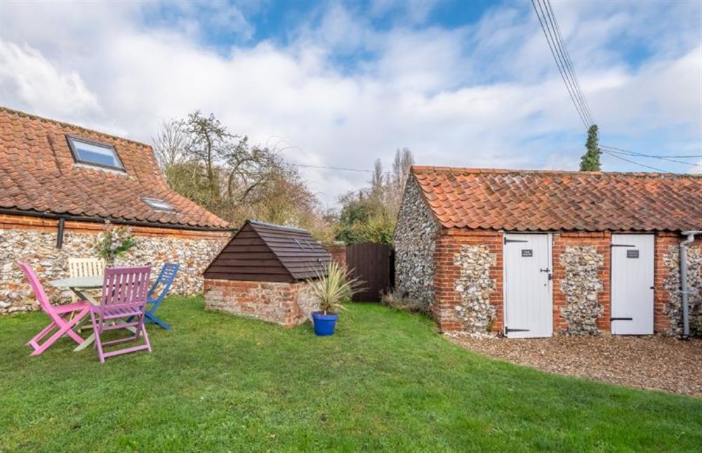 Shared cottage courtyard with the adjoining cottage at Wishing Well Cottage, North Creake near Fakenham