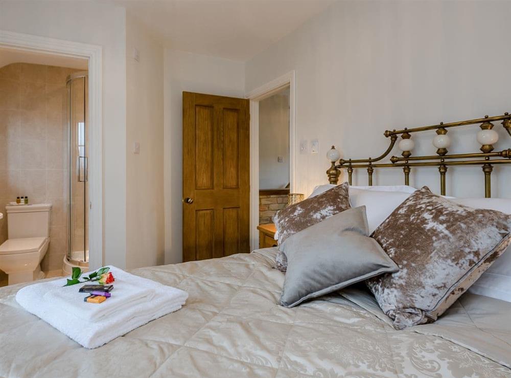 Cosy double bedroom with en-suite at Wisteria House in Henstead, near Southwold, Suffolk