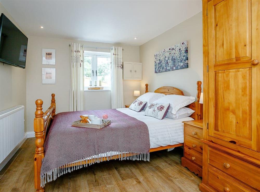 Romantic bedroom with kingsize bed and bath at Wits End Cottage in Roughton, near Woodhall Spa, Lincolnshire