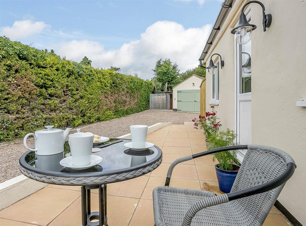 Sitting-out-area with garden furniture (photo 2) at Wits End Cottage in Roughton, near Woodhall Spa, Lincolnshire