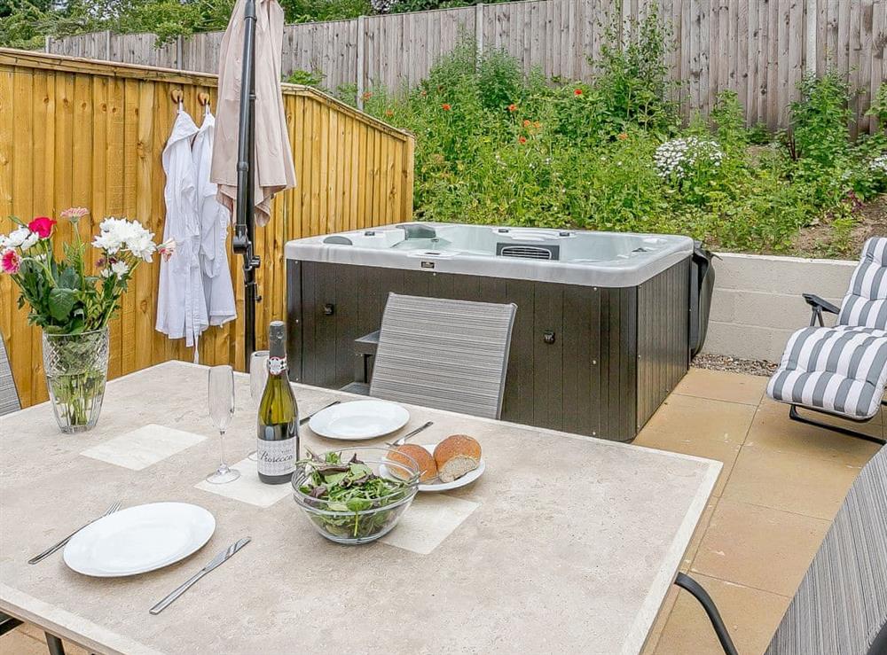 Sitting-out-area with garden furniture and private hot tub (photo 2) at Wits End Cottage in Roughton, near Woodhall Spa, Lincolnshire