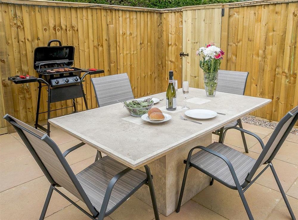 Sitting-out-area with garden furniture BBQ at Wits End Cottage in Roughton, near Woodhall Spa, Lincolnshire