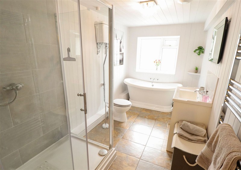 The bathroom at Wood Farm Cottage, Stickney near East Kirkby