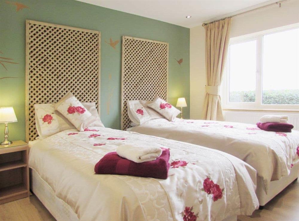 Cosy twin bedded room at Sedge Lodge, 