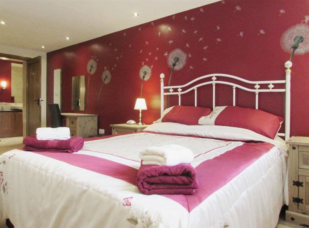 Lovely romantic double bedroom at Sedge Lodge, 