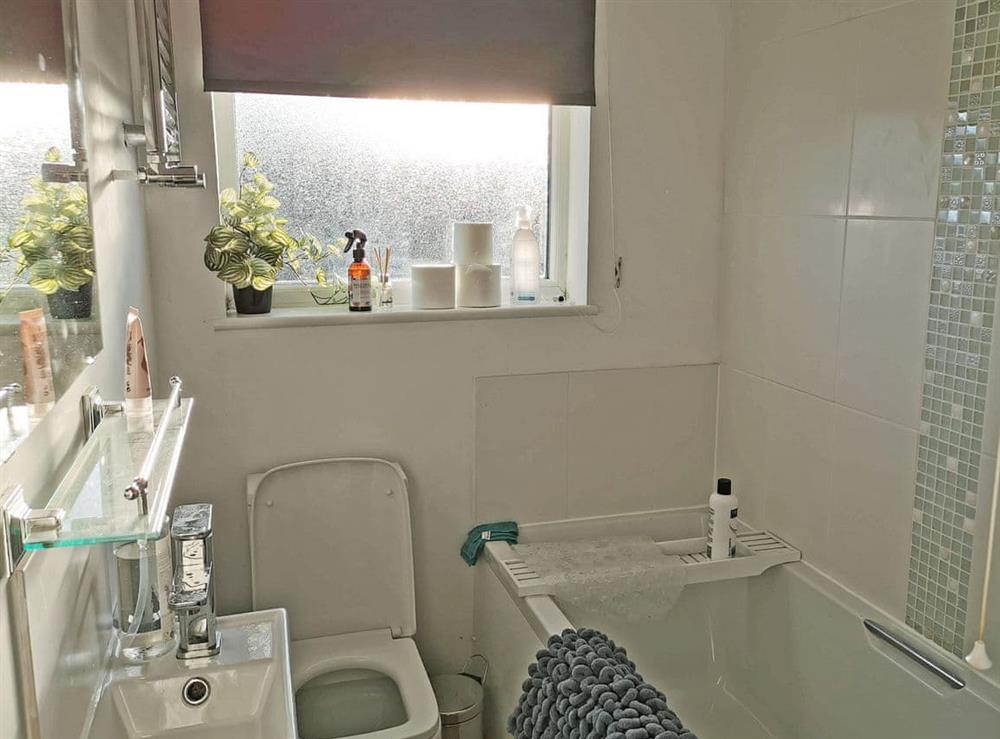Bathroom with bath at Woodfordes in Sheringham, Norfolk