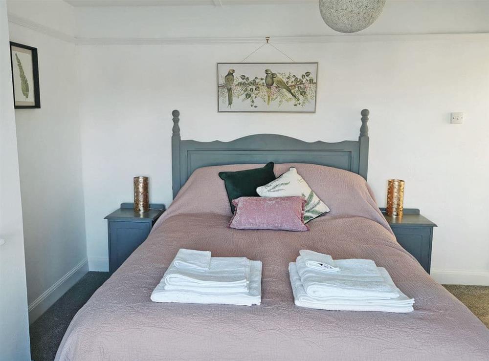 Charming double bedroom with kingsize bed and en-suite at Woodfordes in Sheringham, Norfolk