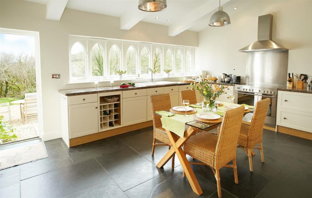 Spacious and fully equipped kitchen and dining table seating four guests at Woodland Cottage (Devon), Romansleigh