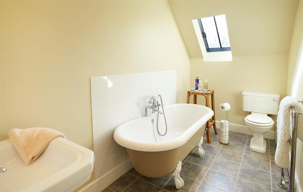 The light and airy bathroom with beautiful roll top bath at Woodland Cottage (Devon), Romansleigh