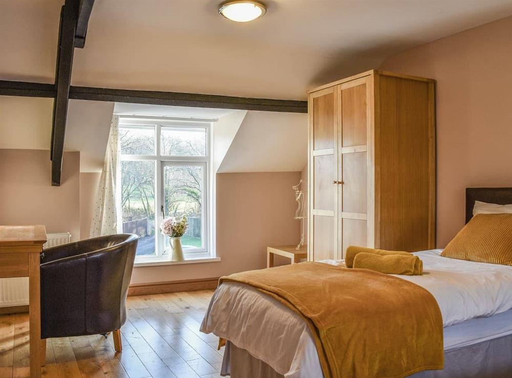 Twin bedroom at Woodland Cottage in Kidwelly, Dyfed