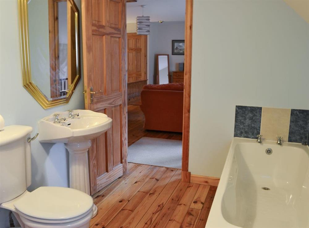 Bathroom with separate shower at Woodland Lodge in Boat of Garten, near Aviemore, Inverness-Shire