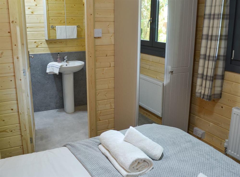 Double bedroom with en-suite at Woodland Lodge in Perran Downs, near Marazion, Cornwall