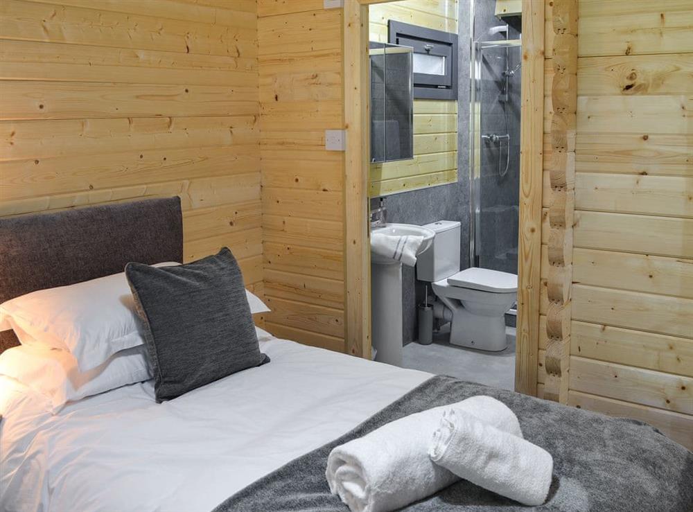 Twin bedroom with en-suite at Woodland Lodge in Perran Downs, near Marazion, Cornwall