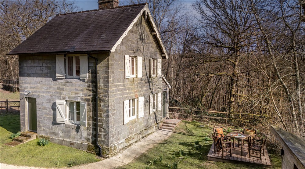 Woodlands Cottage and its outdoor dining area, Sussex at Woodlands Cottage in Nr Haywards Heath, West Sussex