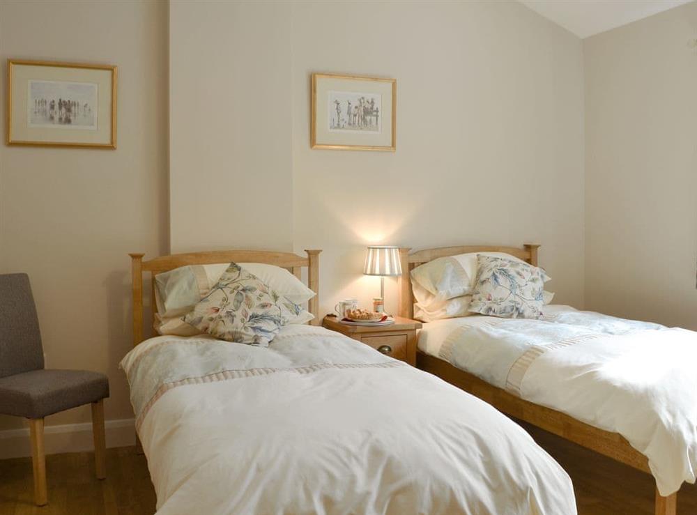 Well presented twin bedroom at Woodlands Dairy Cottage in Adversane, near Billingshurst, West Sussex
