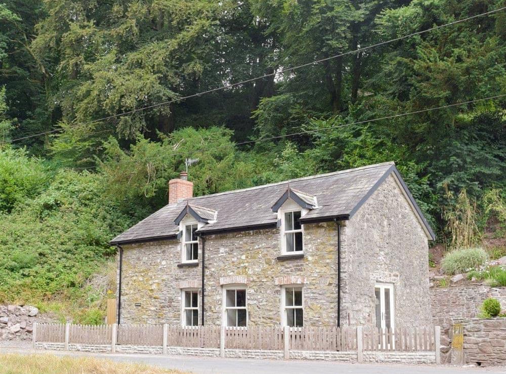 Attractive holiday home with private parking for 2 cars at Woodlands in Laugharne, near Pendine, Carmarthenshire, Dyfed