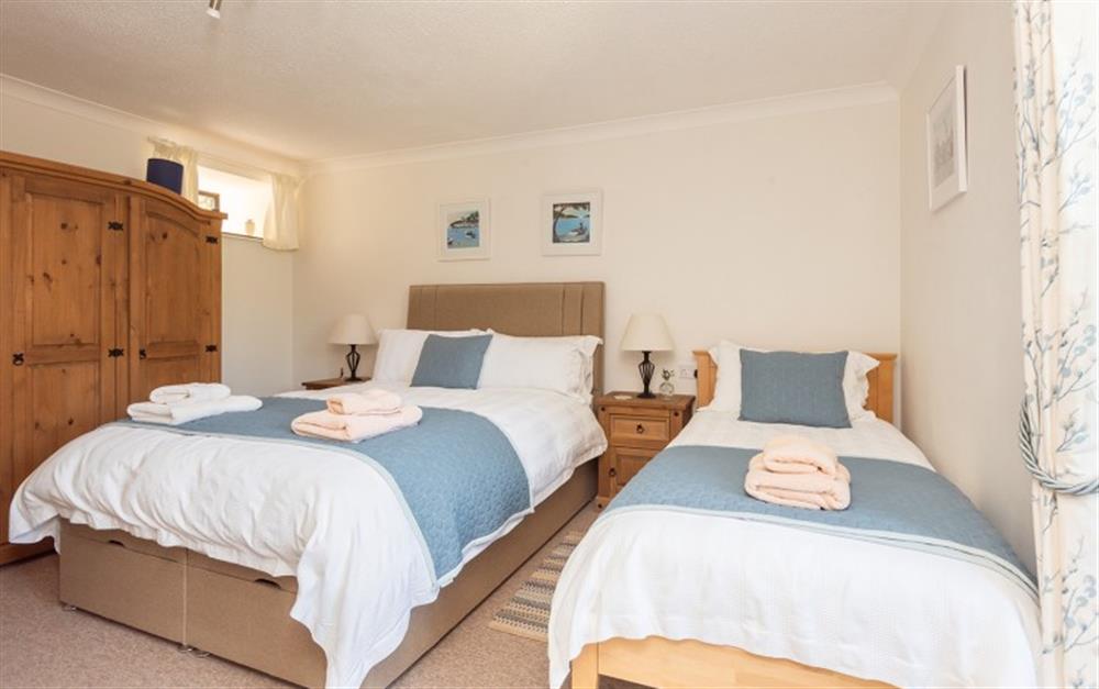 King-size bedroom with single bed  at Woodpecker Barn in Woodleigh