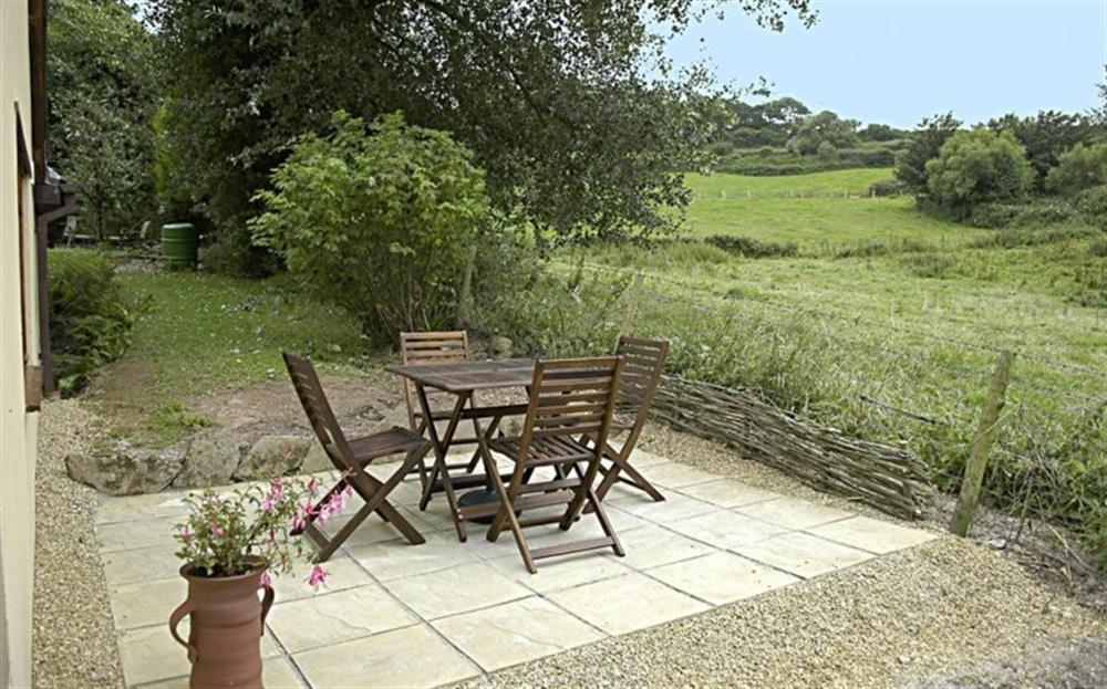 The patio area at Woodpecker Cottage in Stokenham