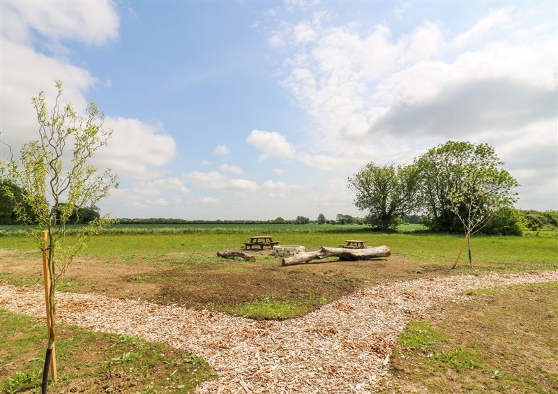 The setting around Woodpecker (photo 2) at Woodpecker, Lode near Bottisham