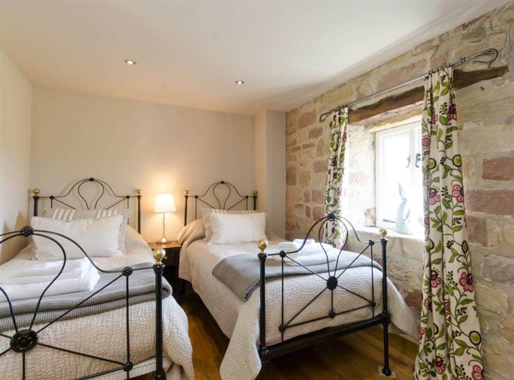 Twin bedroom with En-suite at Woodpecker Lodge in near Carsington, Derbyshire