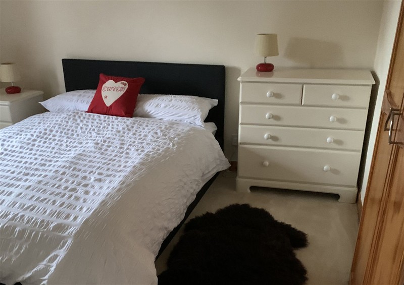 A bedroom in Woods Cottage at Woods Cottage, Kingcoed near Raglan