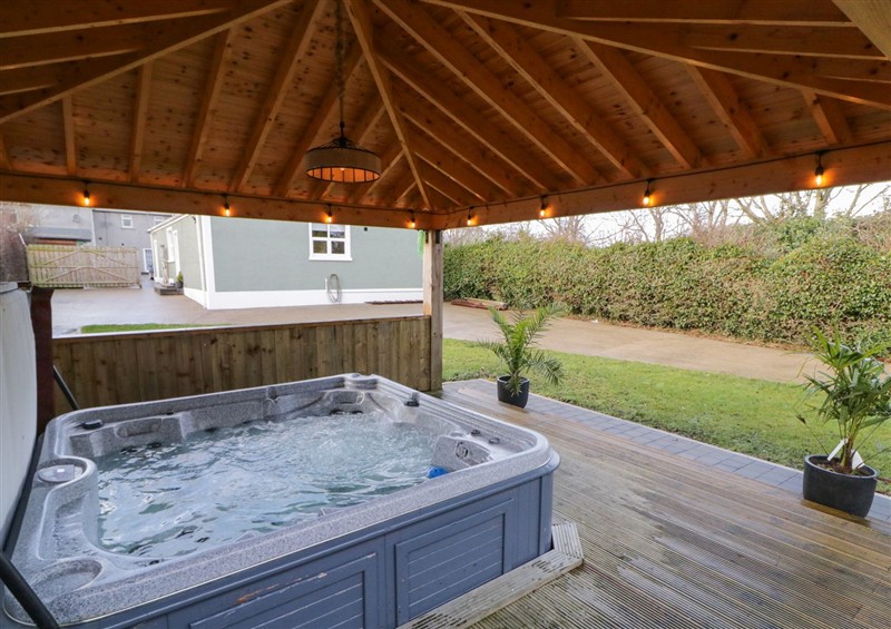 There is a hot tub at Woodside Guest House, Castlerock