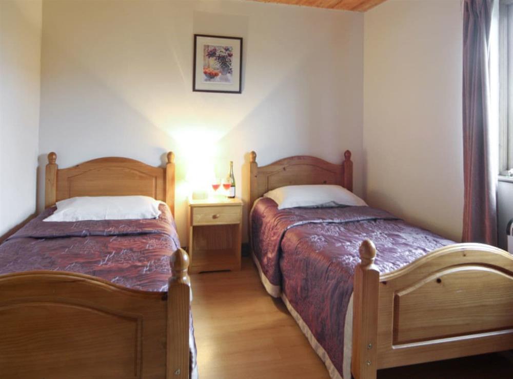 Twin bedroom at Woodside Lodge in Llandrindod Wells, Powys