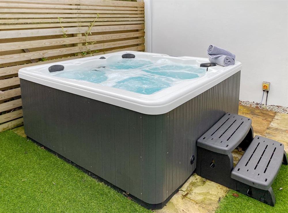 Peaceful relaxing hot tub at Chestnut Cottage, 