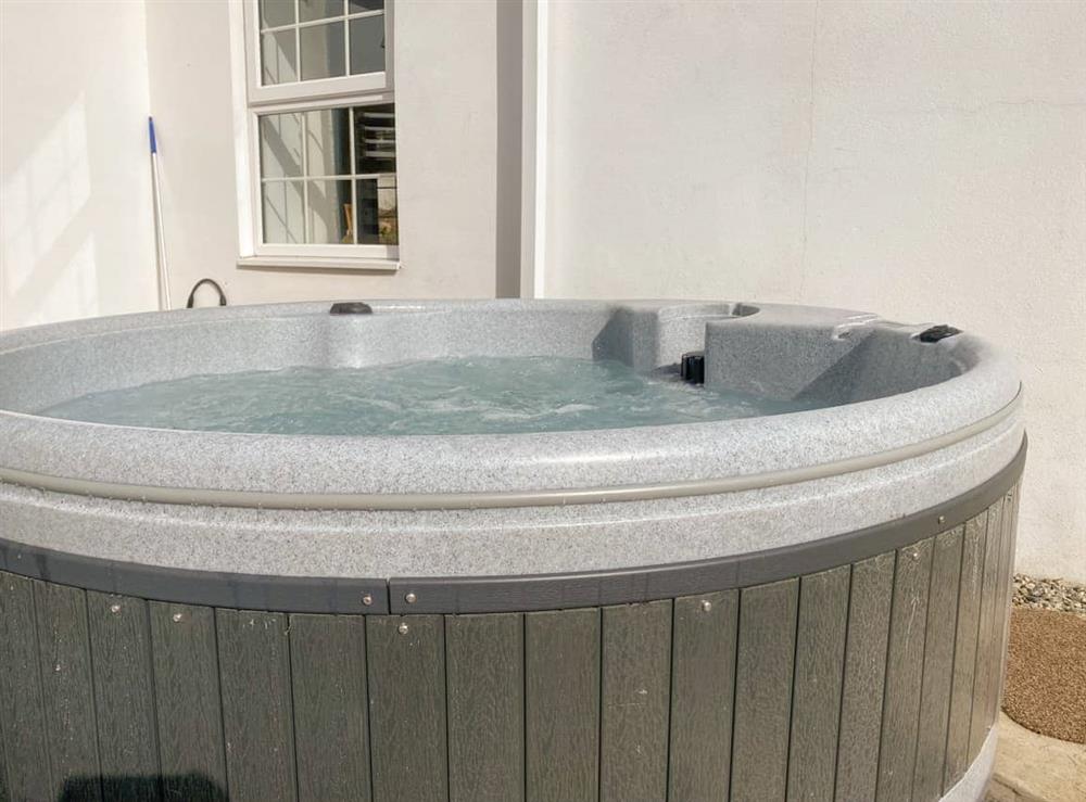 Hot tub at Fir Cottage, 