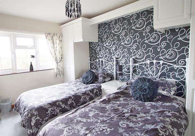 Twin bedroom in Chestnut Cottage at Woodthorpe Leisure Park in Woodthorpe, Lincolnshire
