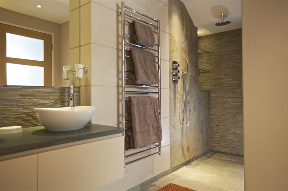 Contemporary en suite with freestanding bath and walk-in shower (photo 2) at Woodwell in , Salcombe