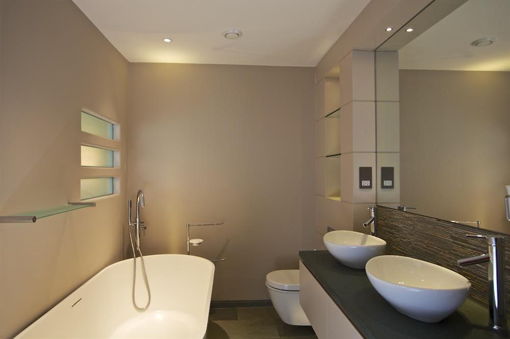 Contemporary en suite with freestanding bath and walk-in shower at Woodwell in , Salcombe