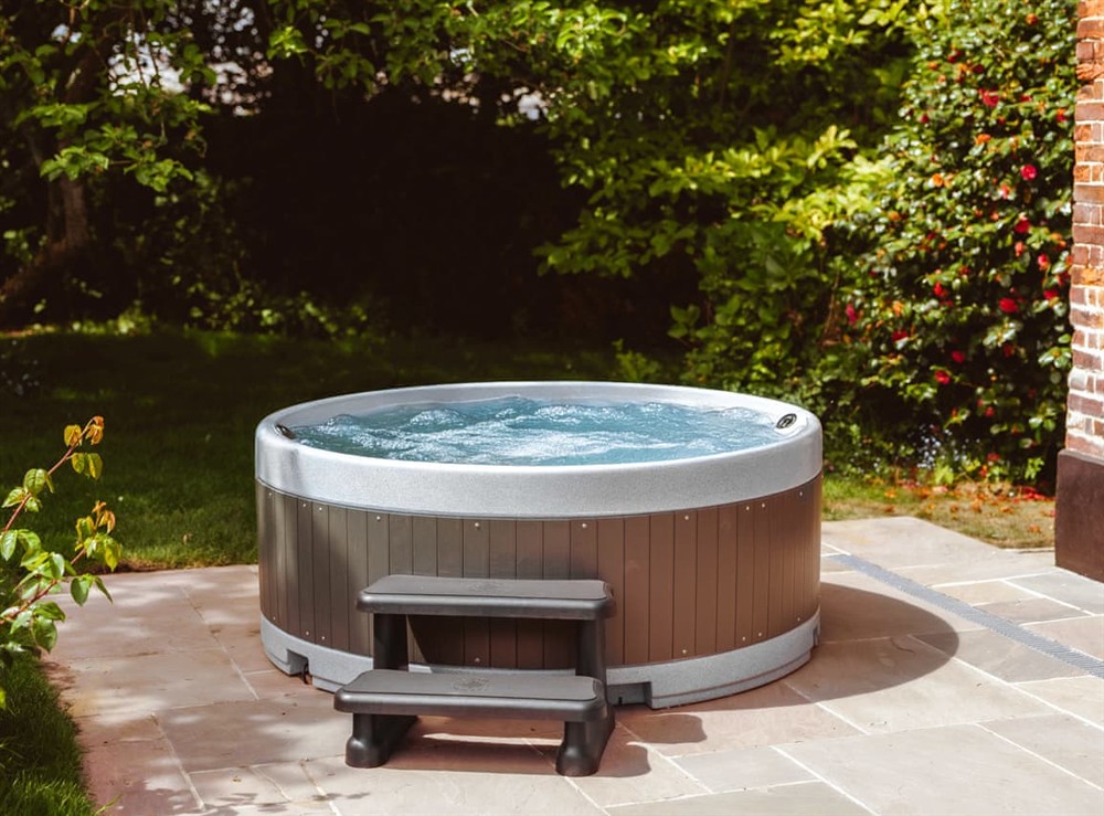 Hot tub at Swann Cottage, 