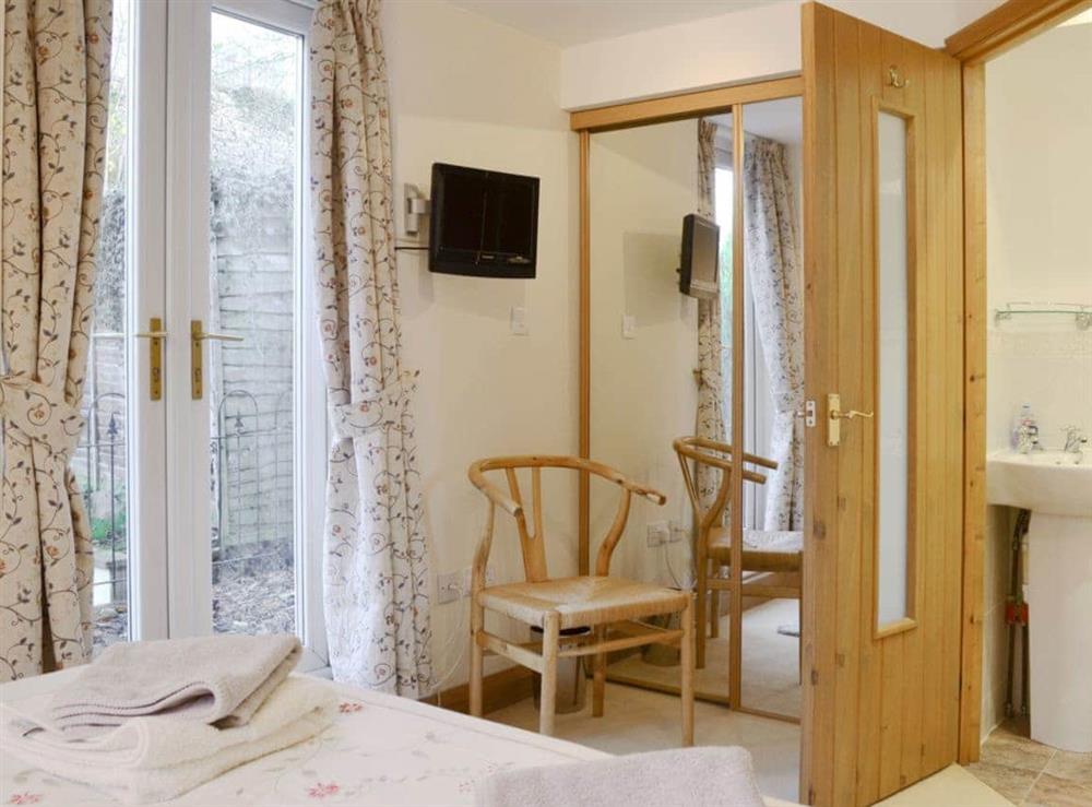 Well presented bedroom with en-suite at Wren Cottage  in Ross on Wye, Herefordshire
