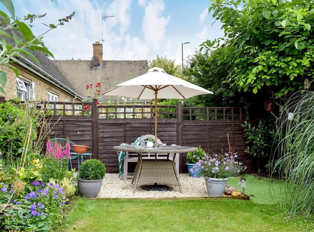 Delightful garden with sitting out area at Wrens Nest in Moreton-in-Marsh, Gloucestershire