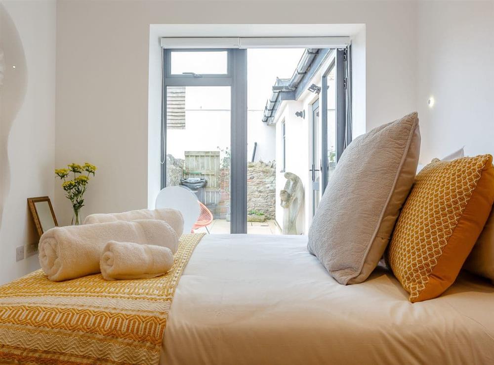 Peaceful double bedroom at Wrens Perch in Brixham, Devon