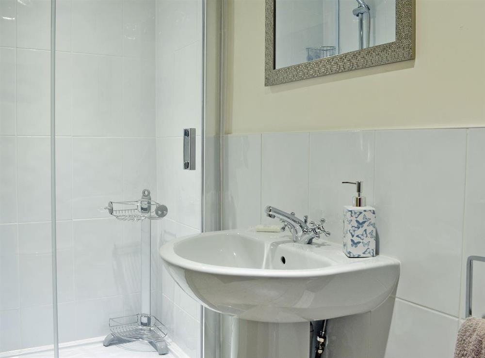 En-suite shower room and toilet at The Malthouse, 