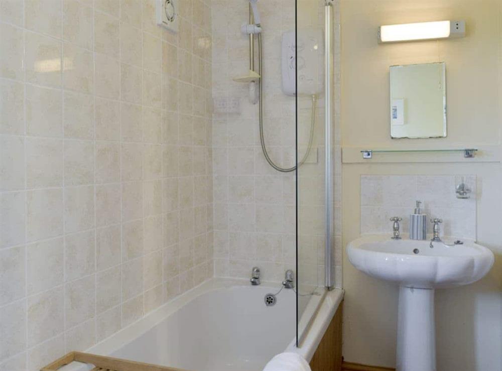Family bathroom with shower over bath at Wrth-y-Nant in Kidwelly, Dyfed