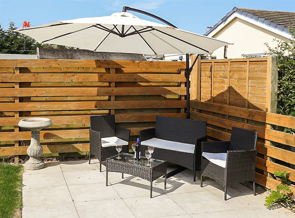 Sitting-out-area at Wulfrun in Tywyn, Gwynedd