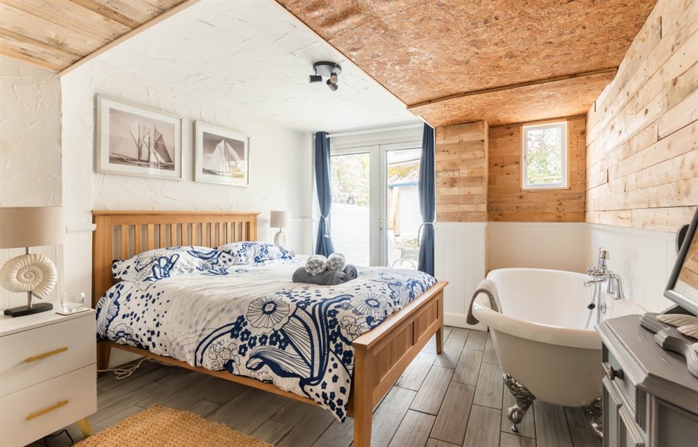 One of the 3 bedrooms at Wy Wurrie in Polperro