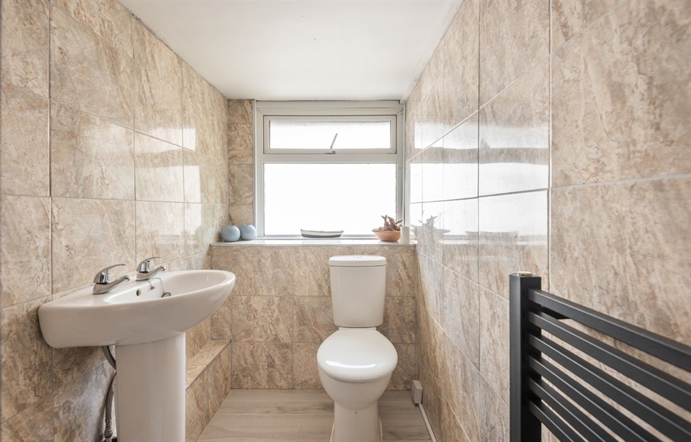 The bathroom at Wy Wurrie in Polperro