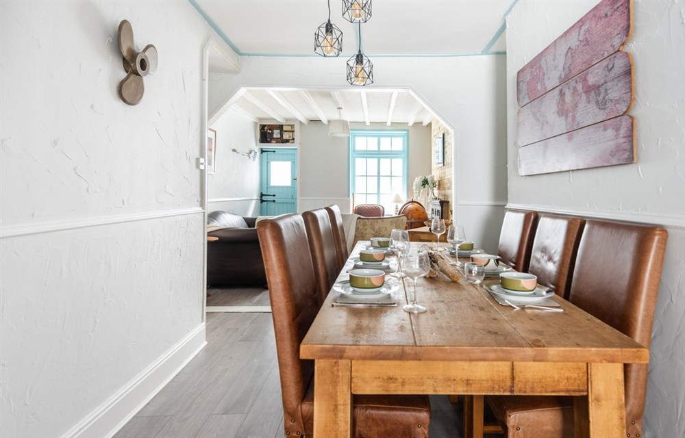 The dining room at Wy Wurrie in Polperro