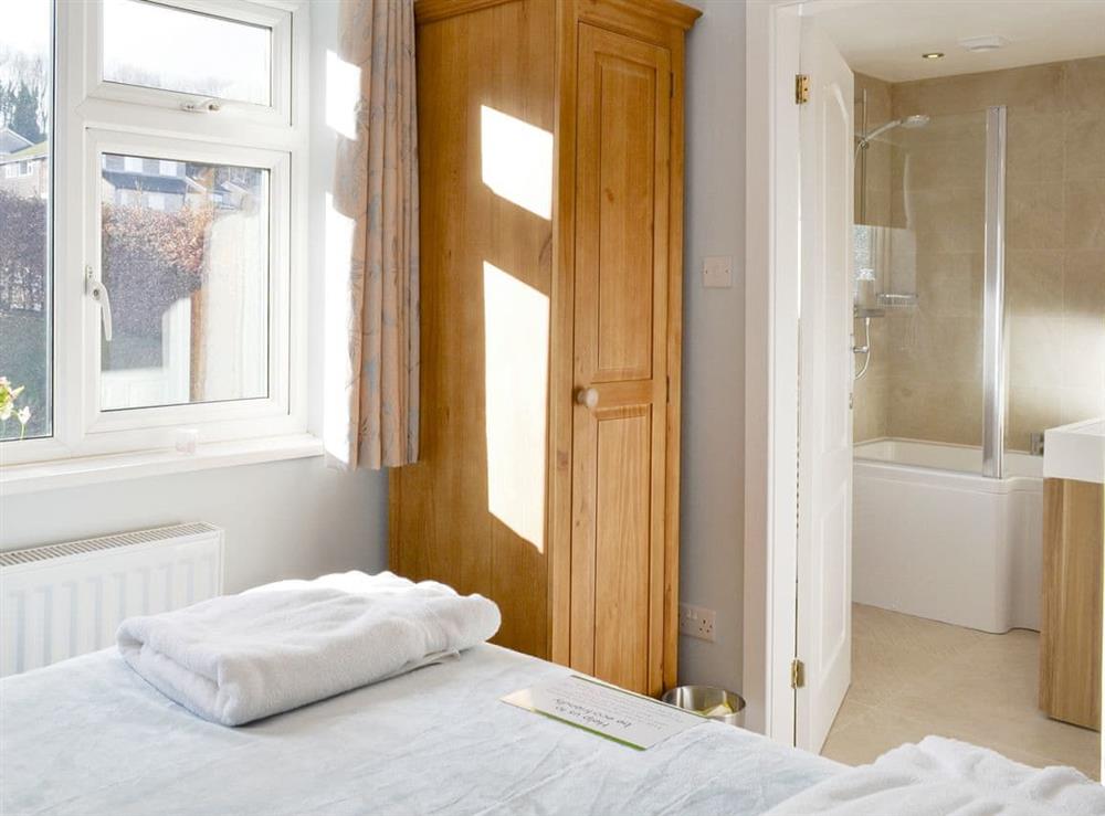 Double bedroom with en-suite at Wyedale in Bakewell, Derbyshire